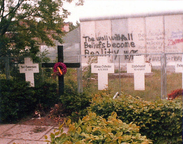Berlin-Memorial_to_the_Victims_of_the_Wall-1982.jpg